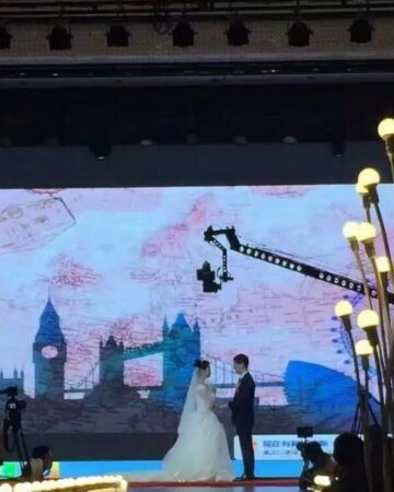 Giá thuê màn hình LED cho đám cưới phụ thuộc vào thời điểm thuê, kích thước và loại màn hình bạn lựa chọn