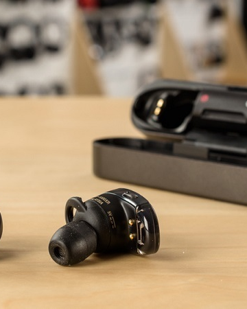 Kích thước tai nghe In-ear rất nhỏ và có thể nhét vào tai dễ dàng 